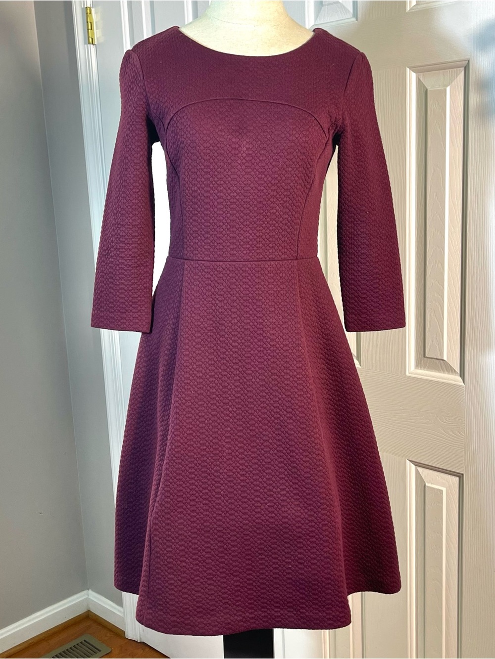 BODEN Knee Length 3/4 Sleeve Burgundy Dress Textured Lined Stretch Sz. 4 Petite